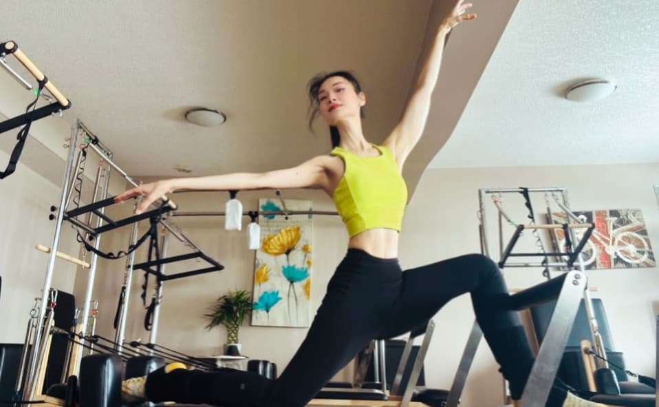 Shelly demonstrating a beginner-friendly Pilates pose